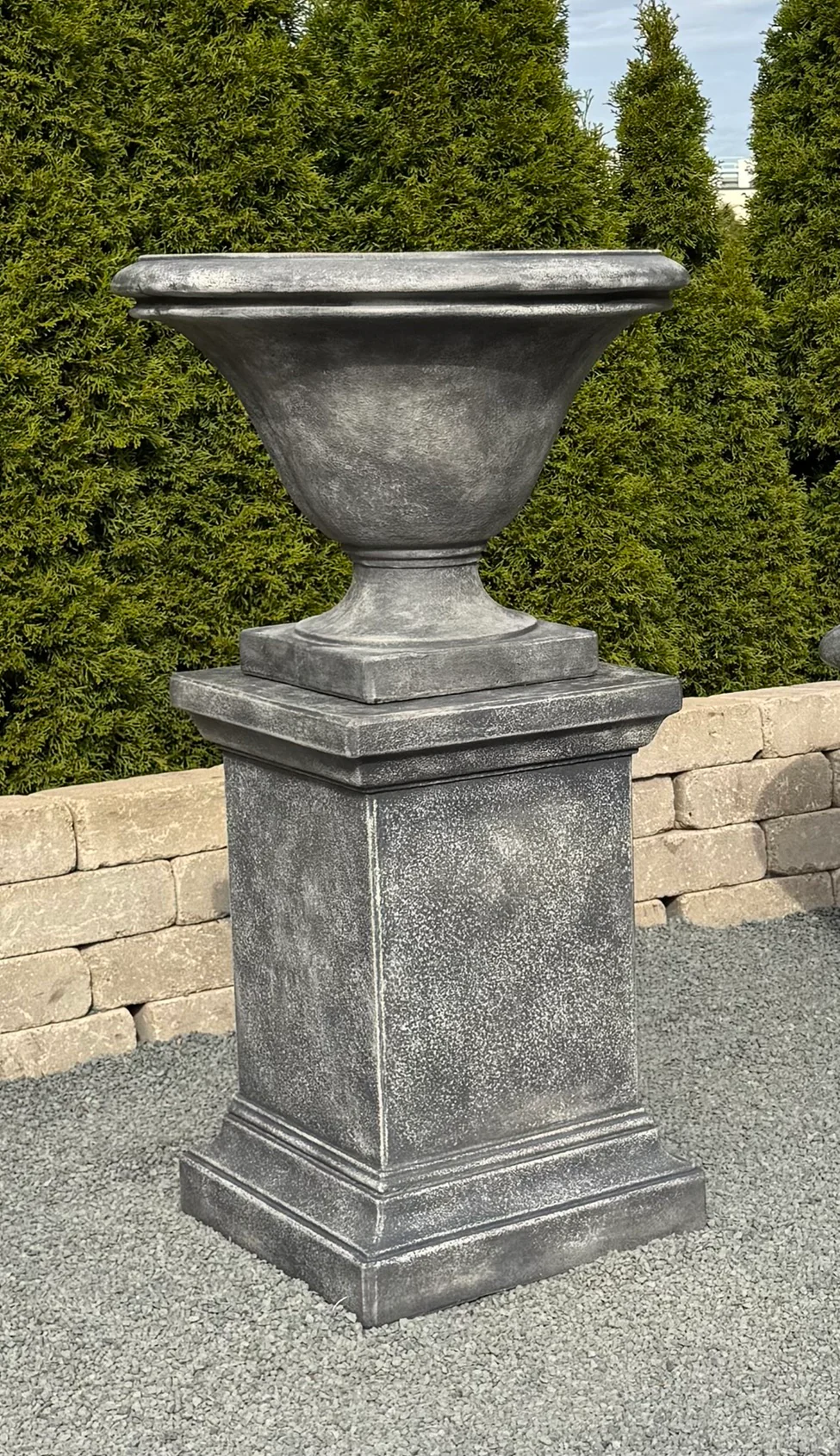 Avanti Planter Low Estate Garden Urn 25.5" Diameter - Image 3
