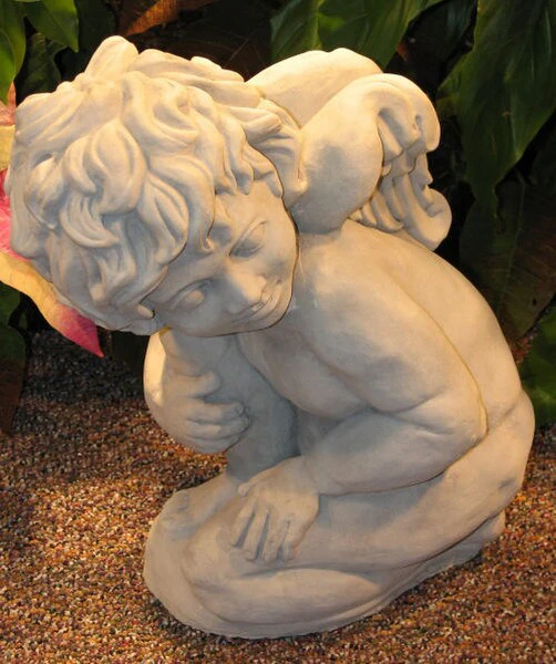 Kneeling Cherub