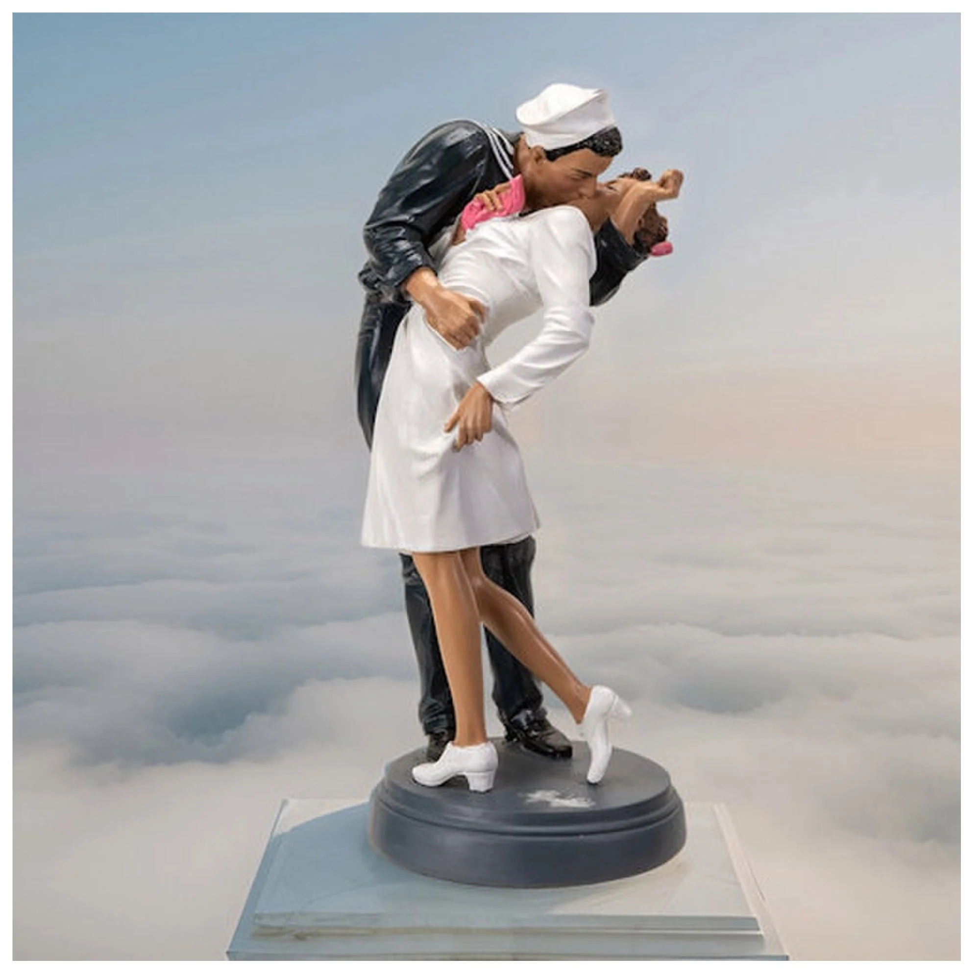 Navy Sailor Victory Kissing Nurse Statue - Image 14