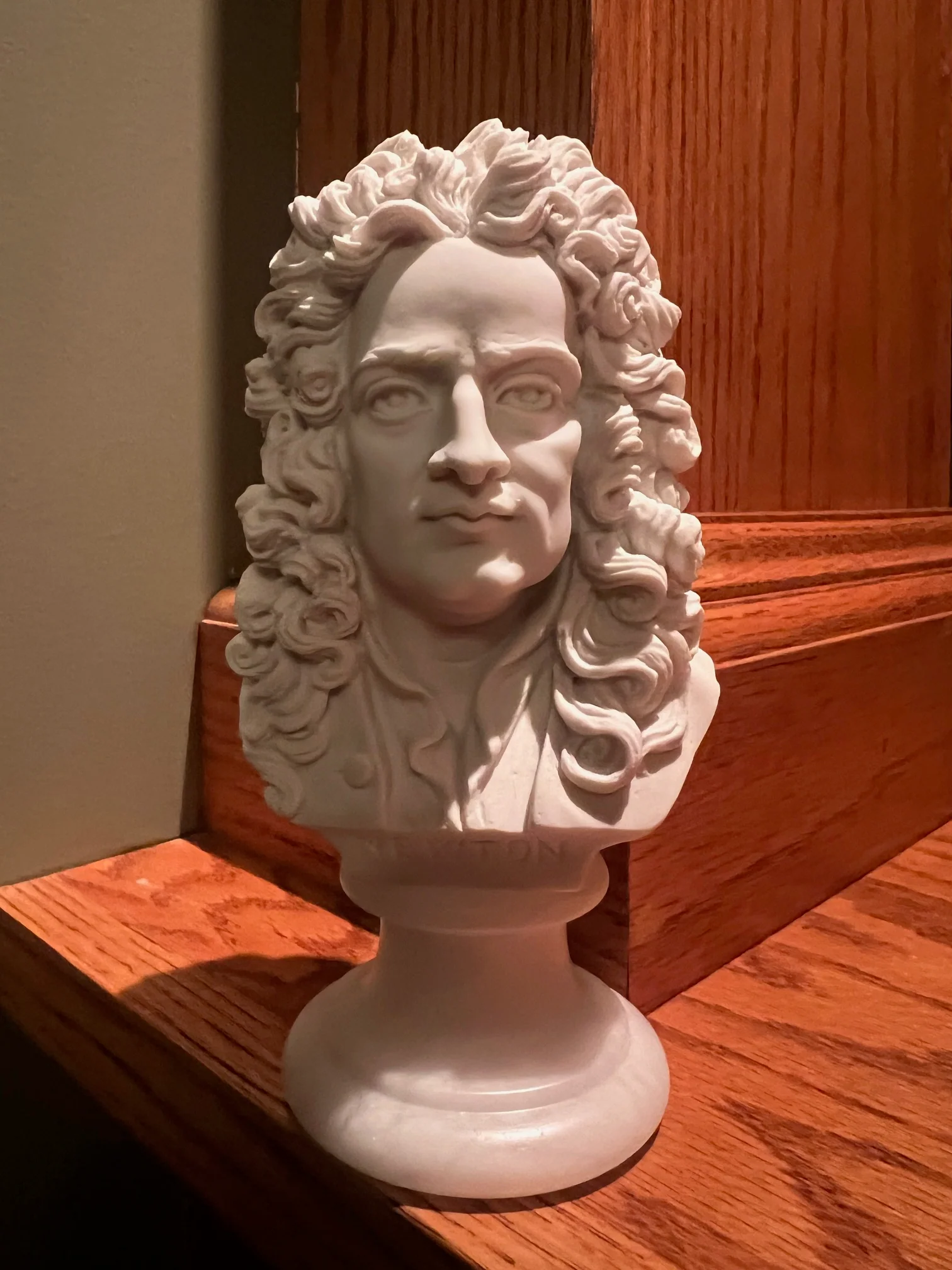 Sir Isaac Newton Bust Sculpture - Image 10