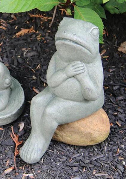 Sitting Prince Frog Wants a Kiss Statue - Image 2